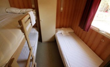 camping los escullos bungalow's bedroom