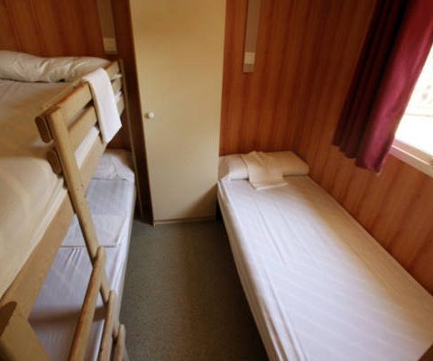 camping los escullos bungalow's bedroom